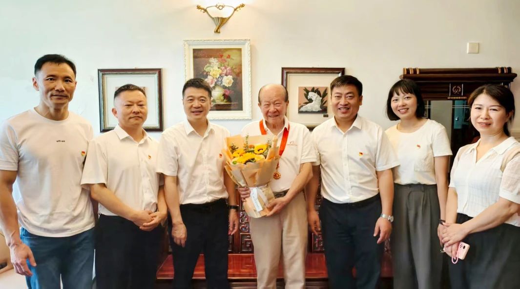 省旅投集團黨委走訪慰問老黨員 頒發“光榮在黨50年”紀念章并送上節日問候